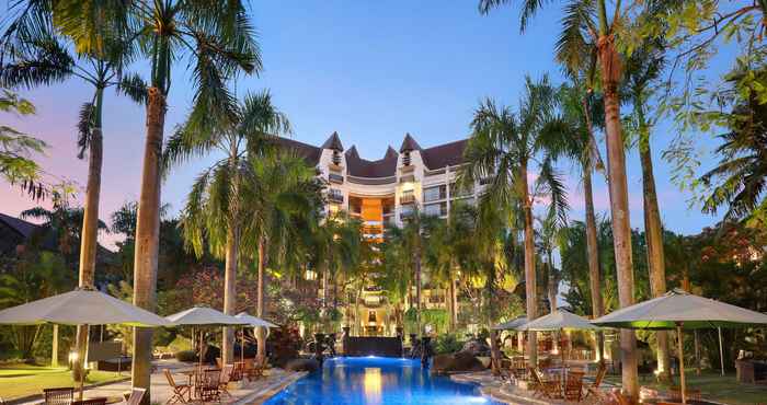 Bangunan Grand Tropic Suites Hotel Surabaya