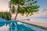 Kolam Renang White Whale Beachfront Pool Villa