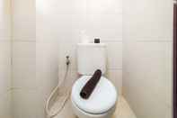 Toilet Kamar Comfy and Best Deal 1BR Apartment Gateway Ahmad Yani Cicadas By Travelio