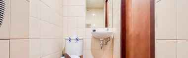 In-room Bathroom 3 Best Choice Studio at Vida View Makassar Apartment By Travelio