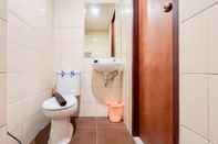 Toilet Kamar Best Choice Studio at Vida View Makassar Apartment By Travelio