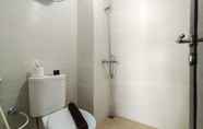 Toilet Kamar 5 Cozy Industrial Designed 2BR Apartment at Gateway Pasteur By Travelio