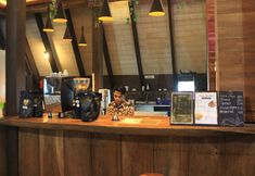 บาร์ คาเฟ่ และเลานจ์ 4 Puncak Tawa Park