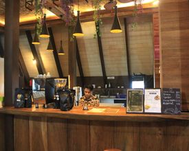 บาร์ คาเฟ่ และเลานจ์ 4 Puncak Tawa Park