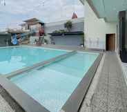 Swimming Pool 6 RedDoorz Resort Syariah @ Rancakalong Sumedang