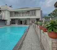 Swimming Pool 2 RedDoorz Resort Syariah @ Rancakalong Sumedang