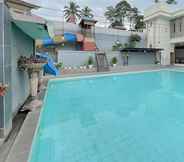 Swimming Pool 7 RedDoorz Resort Syariah @ Rancakalong Sumedang