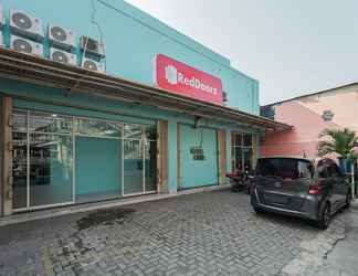 Exterior 2 RedDoorz Syariah @ MN One Cempaka Putih