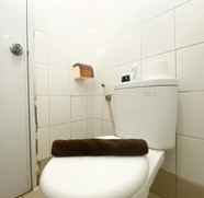 Toilet Kamar 5 Homey and Well Furnished 2BR Bassura City Apartment By Travelio