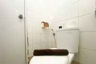 Toilet Kamar Homey and Well Furnished 2BR Bassura City Apartment By Travelio