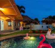 Kolam Renang 3 Orange House Pool Villa Pattaya