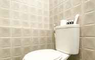 Toilet Kamar 3 Minimalist Studio (No Kitchen) Apartment at Green Bay Pluit By Travelio