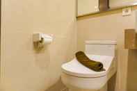 Toilet Kamar Warm and Nice 2BR Apartment Casa Grande Residence By Travelio