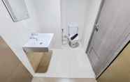 Toilet Kamar 4 Minimalist 1BR Apartment at Tamansari Bintaro Mansion By Travelio