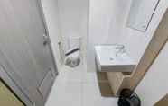 ห้องน้ำภายในห้อง 4 Homey and Comfort Living 1BR Tamansari Bintaro Mansion Apartment By Travelio
