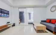 พื้นที่สาธารณะ 2 Homey and Comfort Living 1BR Tamansari Bintaro Mansion Apartment By Travelio