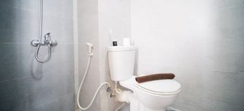 客房浴室 5 Best Studio Apartment at Taman Melati Surabaya By Travelio