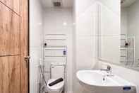 In-room Bathroom Serene Studio Room Apartment at Delft Ciputra Makassar By Travelio