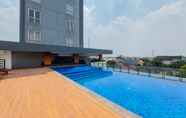 สระว่ายน้ำ 4 Cozy and Homey Living 1BR Tamansari Bintaro Mansion Apartment By Travelio