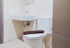 ห้องน้ำภายในห้อง 5 Spacious and Comfort 2BR at Tamansari Bintaro Mansion Apartment By Travelio