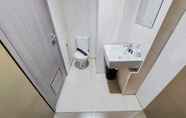 ห้องน้ำภายในห้อง 4 Simply and Homey Look 1BR Tamansari Bintaro Mansion Apartment By Travelio