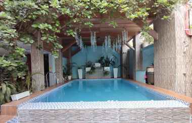 Swimming Pool 2 RedDoorz @ Divinagracia Homestay Tagaytay