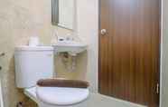 Toilet Kamar 5 Homey and Restful 2BR at Transpark Cibubur Apartment By Travelio