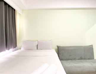 Bilik Tidur 2 Homey and Good Studio at Gateway Park LRT City Bekasi Apartment By Travelio