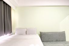 卧室 Homey and Good Studio at LRT City Jatibening Apartment By Travelio
