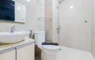 Toilet Kamar 3 Minimalist and Cozy Studio Paramount Skyline Apartment By Travelio