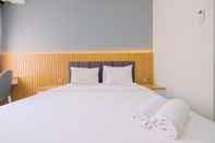 Kamar Tidur Serene Stay Studio Apartment at Transpark Cibubur By Travelio