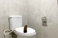 Toilet Kamar Comfort Living Studio Apartment at Pollux Chadstone By Travelio