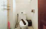 Toilet Kamar 7 The Cozy 2BR Apartment at Gateway Ahmad Yani Cicadas By Travelio