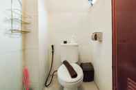 Toilet Kamar The Cozy 2BR Apartment at Gateway Ahmad Yani Cicadas By Travelio