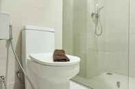 Toilet Kamar Good Choice Studio Apartment at Daan Mogot City By Travelio