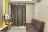 Ruang Umum Homey and Comfy 1BR at Sky Terrace Apartment By Travelio