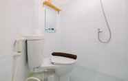 Toilet Kamar 3 Homey 1BR without Living Room Apartment at Gunung Putri Square By Travelio