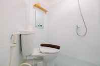 Toilet Kamar Homey 1BR without Living Room Apartment at Gunung Putri Square By Travelio