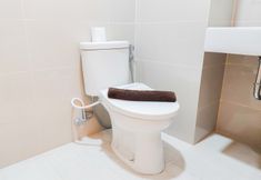 Bilik Mandi dalam Bilik 3 Well Furnished and Cozy Studio Apartment at B Residence By Travelio