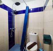 Toilet Kamar 5 Best Stylish 2BR at Tamansari Panoramic Apartment By Travelio