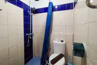 Toilet Kamar Best Stylish 2BR at Tamansari Panoramic Apartment By Travelio