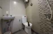 Toilet Kamar 4 Warm and Homey 1BR at Student Castle Yogyakarta Apartment By Travelio