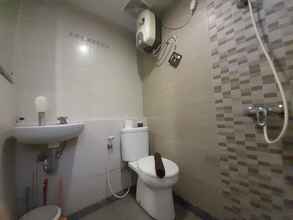 In-room Bathroom 4 Warm and Homey 1BR at Student Castle Yogyakarta Apartment By Travelio