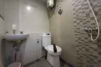 In-room Bathroom Warm and Homey 1BR at Student Castle Yogyakarta Apartment By Travelio