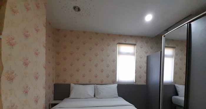 Bedroom Warm and Homey 1BR at Student Castle Yogyakarta Apartment By Travelio