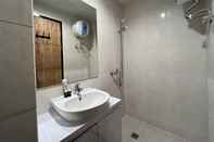 In-room Bathroom Studio Room with Sea View Apartment at Delft Ciputra Makassar By Travelio