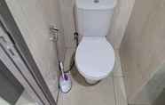 Toilet Kamar 4 Cozy Living Studio Apartment at Tamansari Bintaro Mansion By Travelio