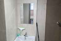 Phòng tắm bên trong Enjoy Living and Comfort 1BR Tamansari Bintaro Mansion Apartment By Travelio
