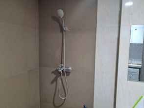 Toilet Kamar 4 Homey and Elegant Studio Tamansari Bintaro Mansion Apartment By Travelio