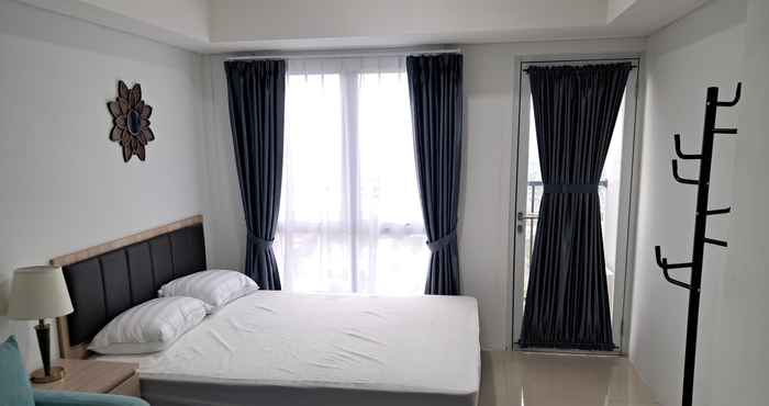 ห้องนอน Homey and Elegant Studio Tamansari Bintaro Mansion Apartment By Travelio